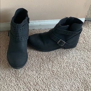 Girls black boots